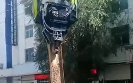 Como funciona o martelo vibratório montado na escavadeira?